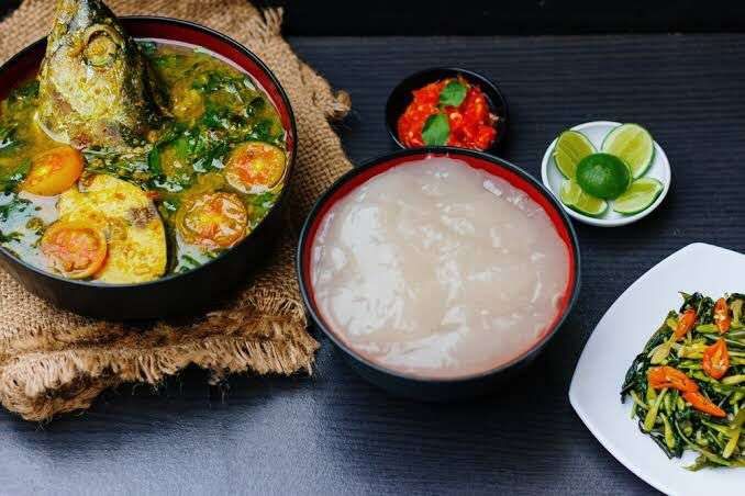 Kuliner Tradisional Papua di Pasar Mama-Mama Jayapura: Sagu Lempeng dan Ikan Bakar