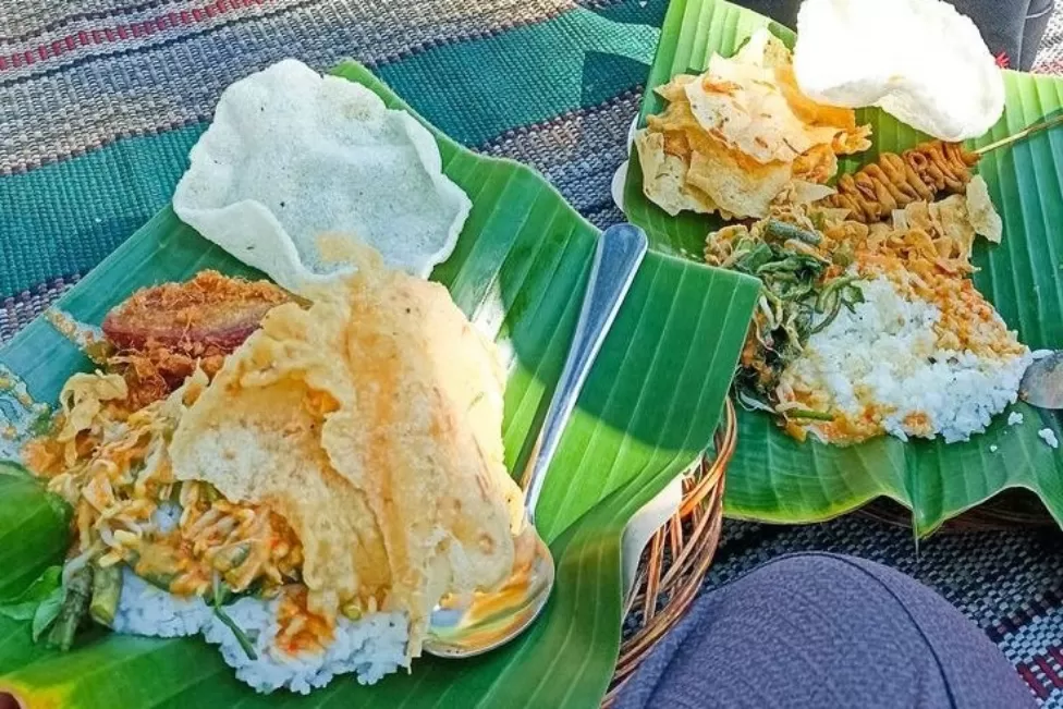 Wisata Kuliner Tradisional di Pasar Sawahan Madiun: Nasi Pecel dan Krupuk Gendar