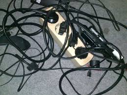 Cara Merapikan Koleksi Kabel Charger Yang Semrawut